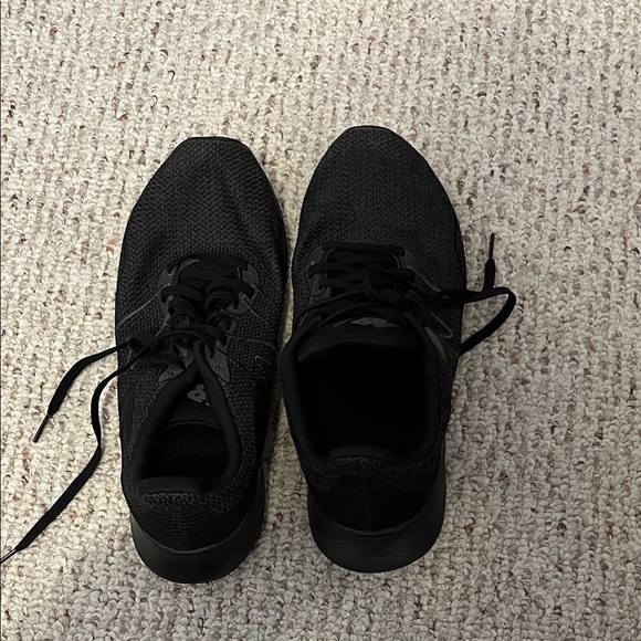 Sleek Black New Balance Men's Sneakers size 10 - Picture 1 of 1